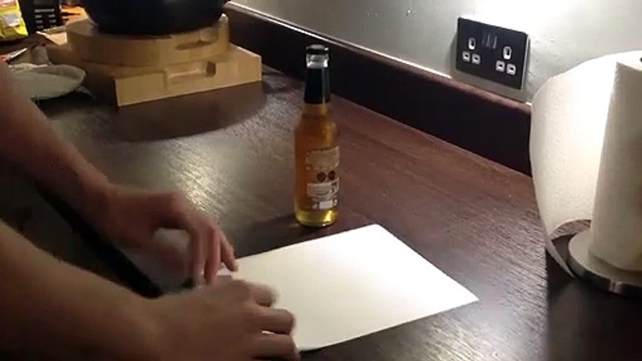 Ouvrir une bouteille de bière avec une feuille de papier