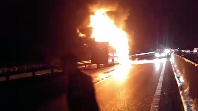 Xe khách 50 chỗ chở theo hàng chục khách bất ngờ bốc hỏa gây xôn xao CĐM