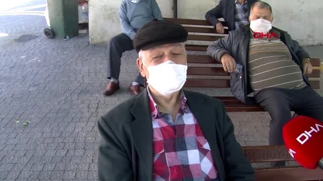 Polisten, sokağa çıkan 65 yaş üstü kadınlara Anneler Günü kutlaması