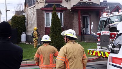 Maison en proie aux flammes à Saint-Constant