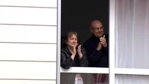 Un tenor de Getxo anima la cuarentena a sus vecinos cantando desde su balcón