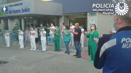 Descargar video: Homenaje de la Policía Municipal a los sanitarios del Hospital Nuevo Belén