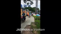 Chạy vù đi mua trà sữa ở Việt Nam, mỹ nam Wanna One ngậm ngùi tay không ra về vì... không qua được đường