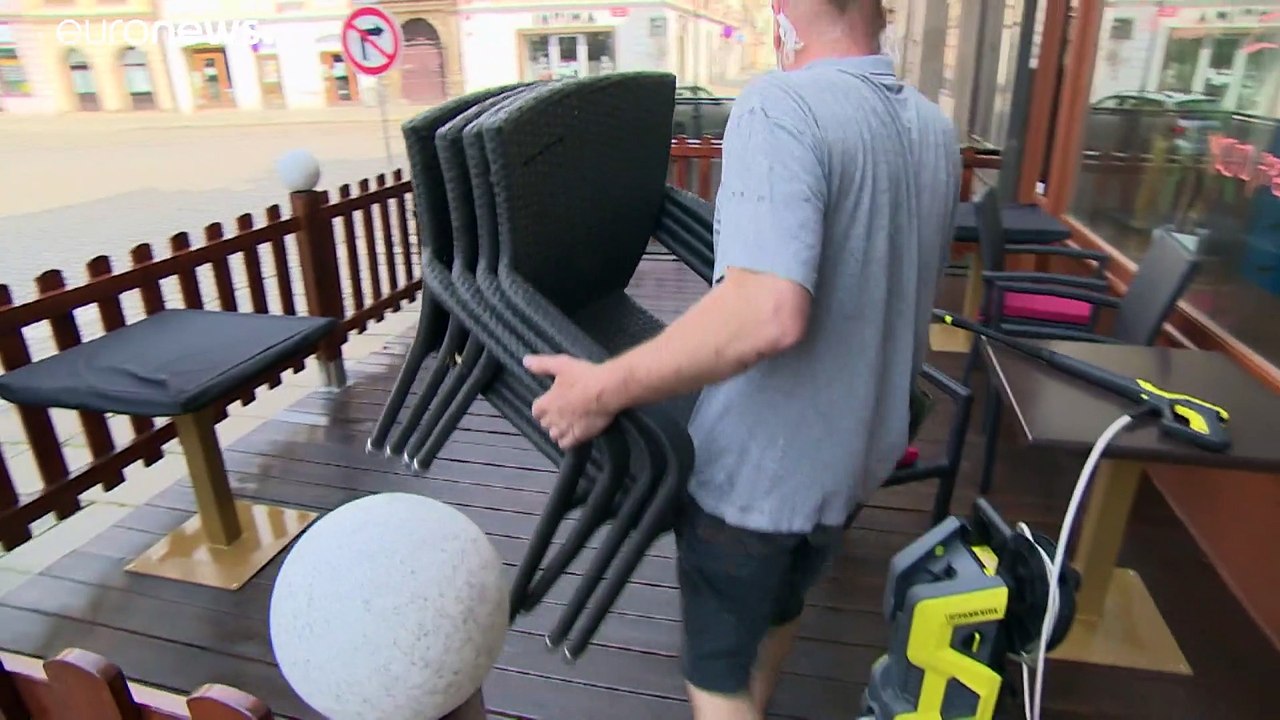 Lockerungen: friseure mit schutzvisier