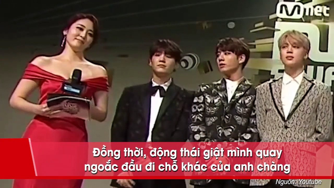 Nhìn trộm vòng 1 nữ MC xinh đẹp, JungKook bị netizen tố “quấy rối tình dục bằng mắt”