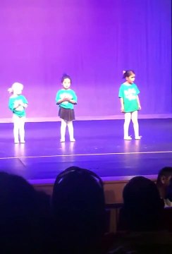 Une enseignante se ridiculise pour essayer de faire danser ses élèves.