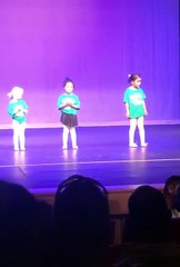 Une enseignante se ridiculise pour essayer de faire danser ses élèves.