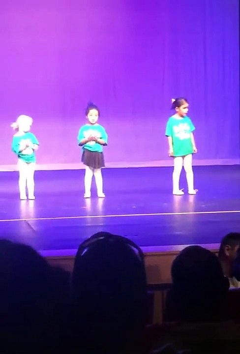 Une enseignante se ridiculise pour essayer de faire danser ses élèves.