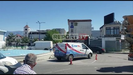 Report TV -E përplasi furgoni, i moshuari i gjakosur në mes të rrugës në Kamëz
