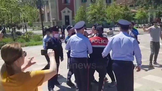Protesta për Teatrin tek sheshi Skënderbej policia tenton ti shpërndajë, shoqëron 2 protestues