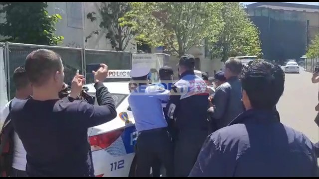 Report TV -Policia arreston 10 protestues në sheshin 'Skënderbej', mes tyre një femër!