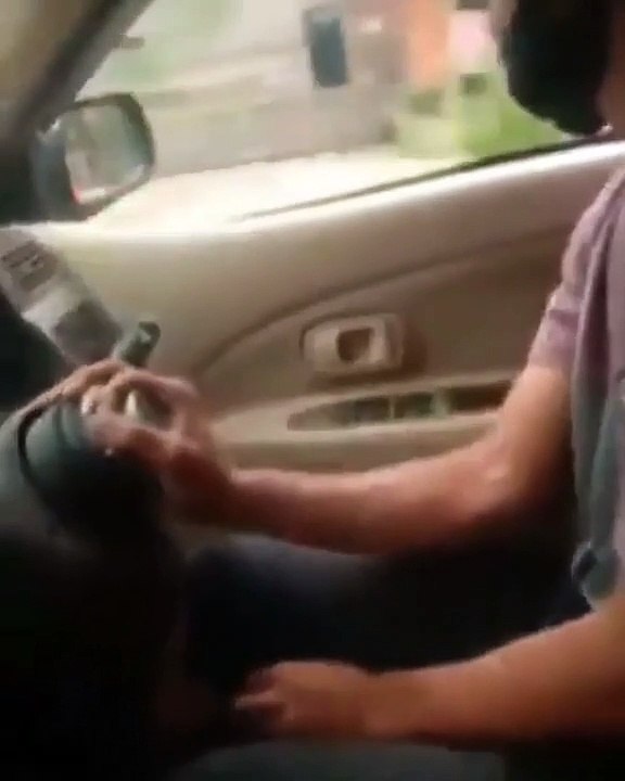 Il conduit une voiture sans volant !