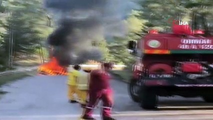 Marmaris'te alev alev yanan araç kullanılmaz hale geldi