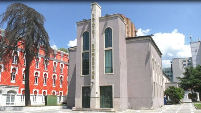 Protesta për Teatrin tek sheshi Skënderbej policia tenton ti shpërndajë, shoqëron 2 protestues