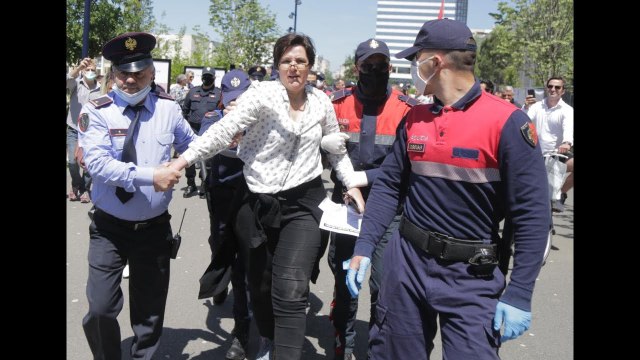 Report TV -Policia arreston 10 protestues në sheshin 'Skënderbej', mes tyre një femër!