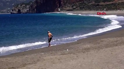 Yasağa rağmen çırılçıplak denize girdi