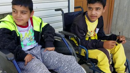 Jeta në karrocë/ Dy vëllezërit nga Fieri kanë braktisur edhe shkollën