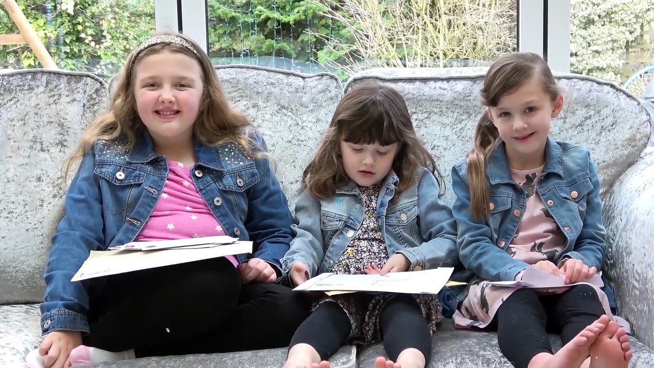 Sophia,  Isabella e Alice Lendo Cartas