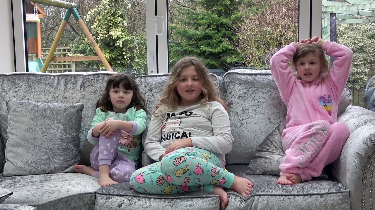 Sophia, Isabella  e Alice Provando Torta de Caramelo