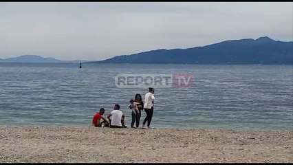 Report TV - Në Sarandë lëvizje të reduktuara, por shumë qytetarë bëjnë shëtitje buzë detit