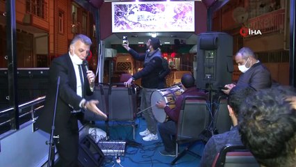 Elazığ'da  sosyal mesafeli 'sahur halayı' renkli görüntüler oluşturdu