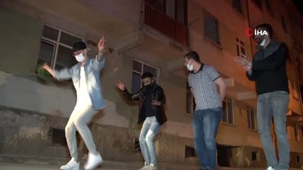 Elazığ'da sosyal mesafeli "sahur halayı" renkli görüntüler oluşturdu