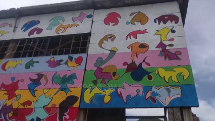 Ora News - Ngjyra mbi godinat industriale, flora e fauna e Ohrit “i jep jetë” fasadës në Pogradec