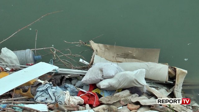 Mbetje spitalore e inertet 'pushtojnë' Erzenin! Banorët: Ujitja me ujë të ndotur rrezikon bimësinë