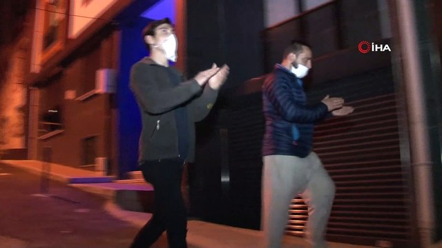 Davul çalıp, ilahi ve mani söyleyen ramazan davulcuları Tophane Geleneğini sürdürüyor