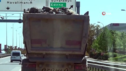 Hafriyat kamyonu E5'te tehlikeye davetiye çıkardı