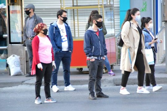 Sokağa çıkma kısıtlaması sonrası işe giden vatandaşlar yollara döküldü