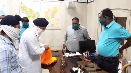 शाहजहांपुर: समाजसेवी ने नगर निगम के कोरोना योद्धाओं का किया सम्मान