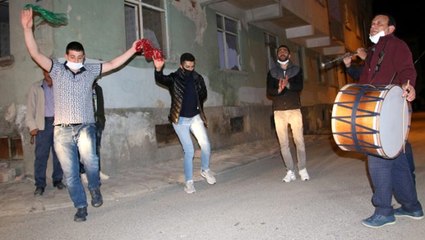 Gelenek bozulmadı! Sosyal mesafeli "sahur halayı"ndan renkli görüntüler