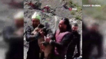 Sıkıştığı yerden kurtardılar, salmadan önce selfieyi ihmal etmediler