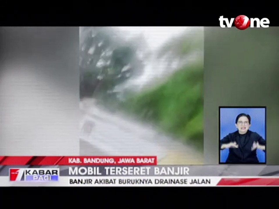 Nekat Terobos Banjir, Mobil Terseret Arus