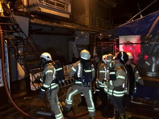Kadıköy Balıkçılar Çarşısı'ndaki balık restoranı alev alev yandı
