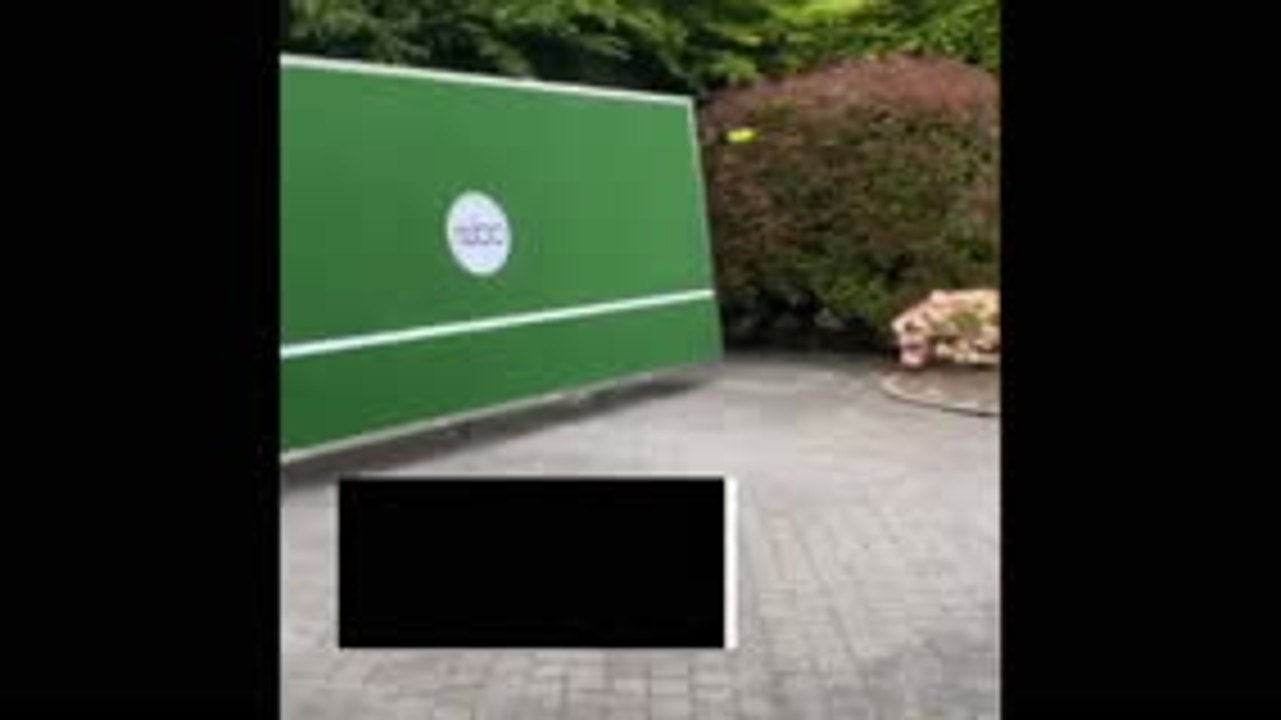 Andy Murray has a hit for the first time in sev...