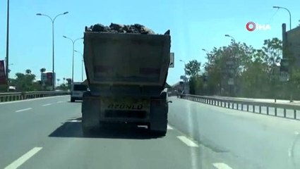 Hafriyat kamyonu E5'te tehlikeye davetiye çıkardı