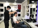 Berberler mesaiye başladı! Tıraş olan vatandaşın yüzü güldü