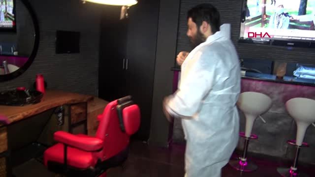 BEYOĞLU'NDA BERBER TULUM GİYİP SİPERLİK TAKARAK İLK MÜŞTERİSİNİ ALDI