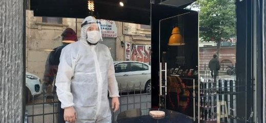 Beyoğlu'nda berber tulum giyip siperlik takarak ilk müşterisini aldı