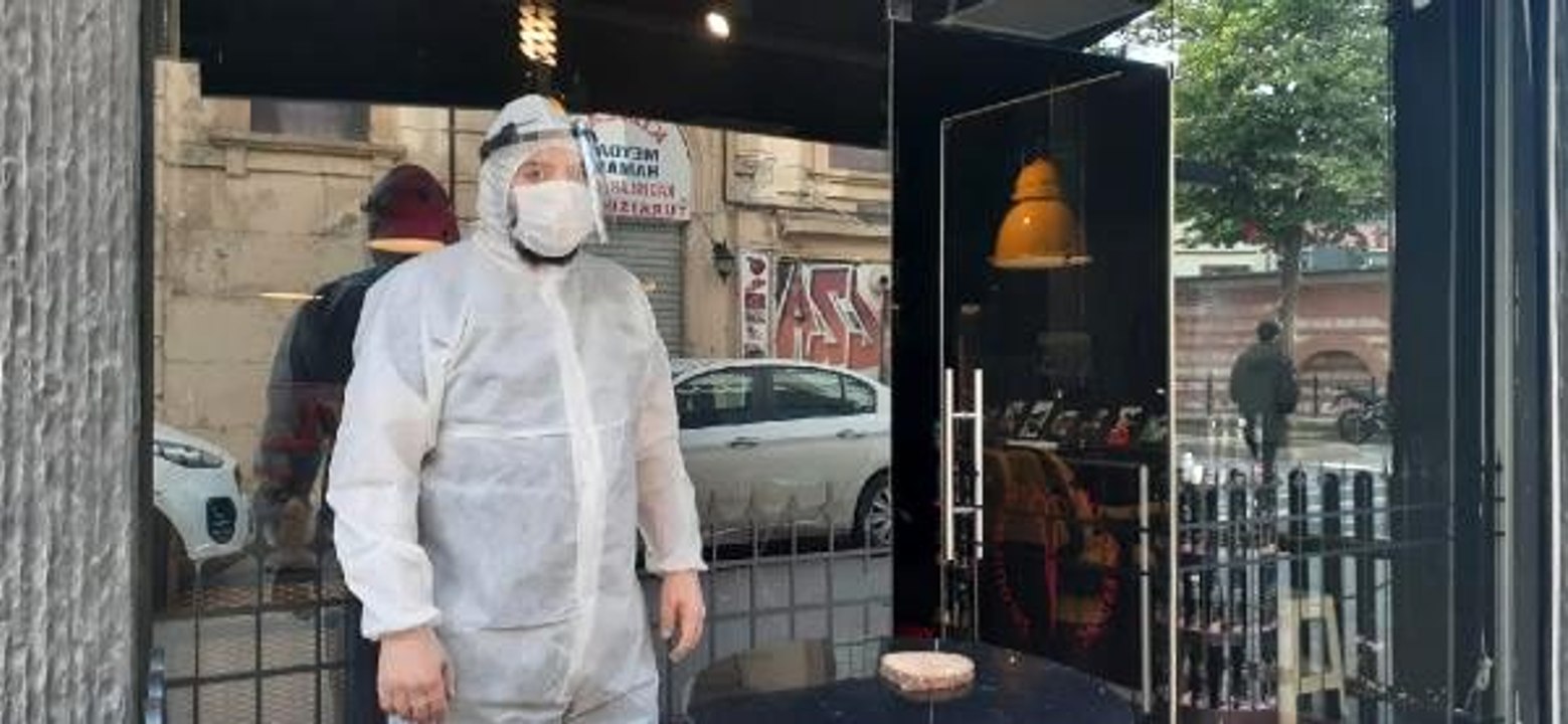 Beyoğlu'nda berber tulum giyip siperlik takarak ilk müşterisini aldı