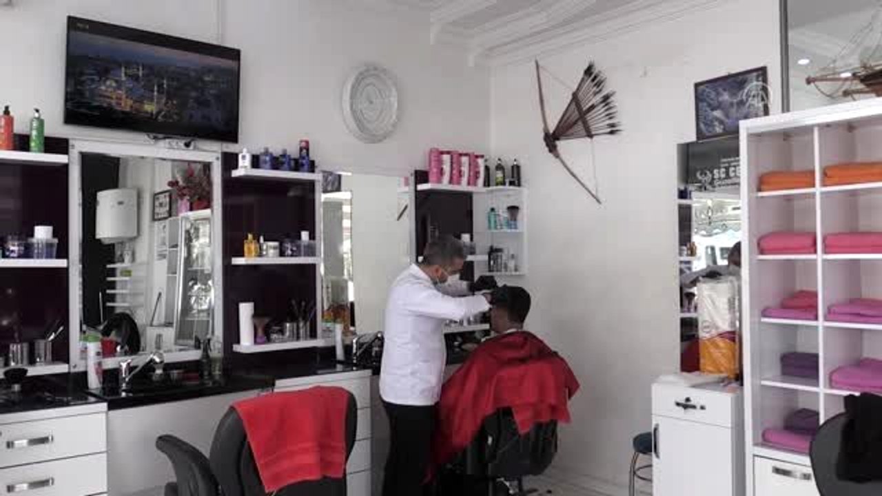 Berber, kuaför ve güzellik salonları yeniden faaliyete geçti