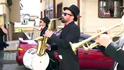 Kağıthane'de annelere drone ile çiçek