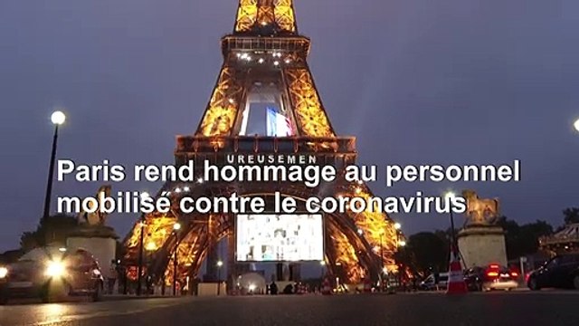 Paris: hommage devant la Tour Eiffel au personnel mobilisé contre le coronavirus