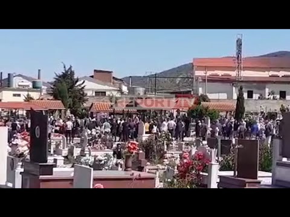 Berat/ Pa distancim social, përcillet në banesën e fundit një nga personat që humbën jetën në pus