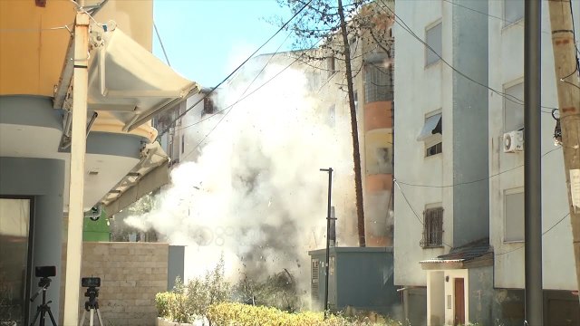 Ora News - Shembet pallati 5-katësh në Shkëmbin e Kavajës, u dëmtua nga tërmeti i 26 nëntorit