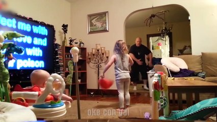 Chết cười cảnh trẻ con ở nhà một mình với bố