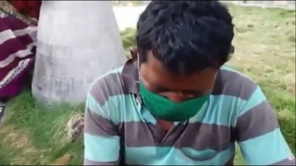 एक पैर में जूता और एक पैर में चप्पल, देखें इस मजदूर का दर्द