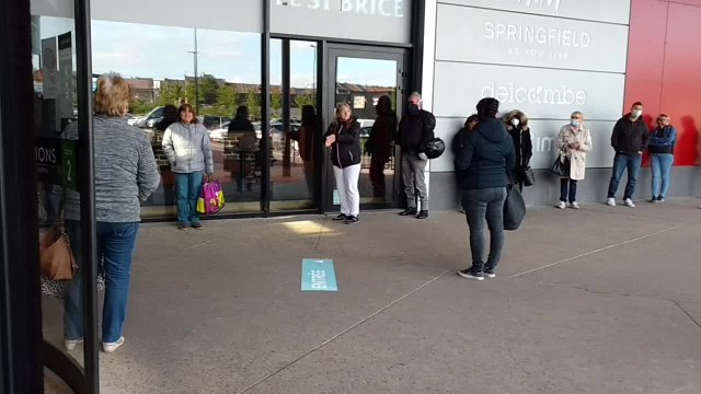 File devant les Bastions à Tournai